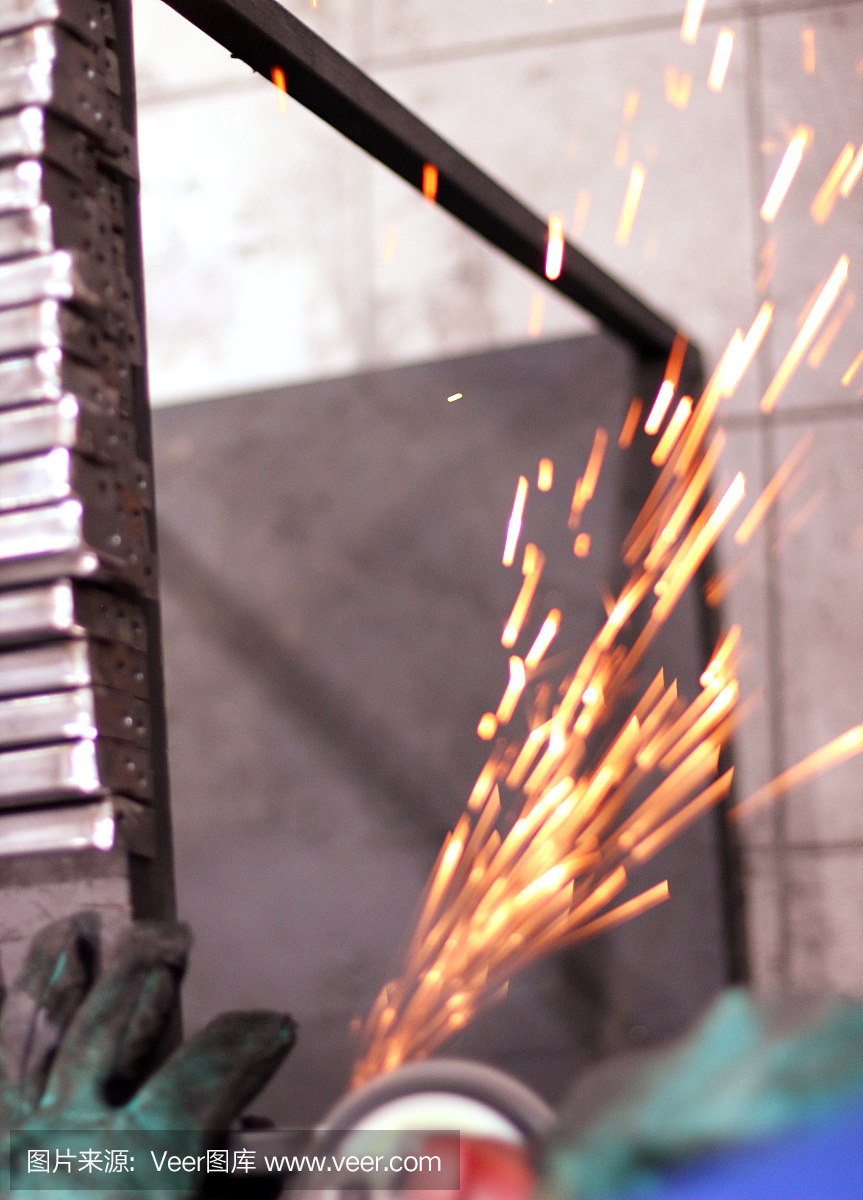 专业焊工在工厂焊接
